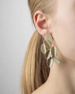 A gift that will not disappoint 🎁
Leaves Earrings 2 in celebrative white gold!

#maison203 #3dprintedjewelry #lightweightjewelry #contemporaryjewelry #boldearrings #gioiellocontemporaneo #bijouxcontemporains