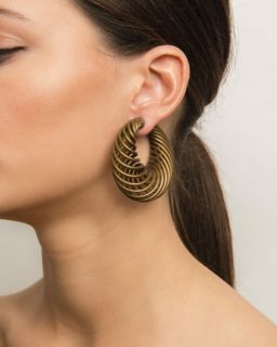 Sure to make a statement with these extremely lightweight and flexible earrings #maison203memento 

#maison203 #3dprintedjewellery #contemporaryjewellery #digitaljewelry #gioiellocontemporaneo #statementearrings #lightweightearrings #boldjewelry