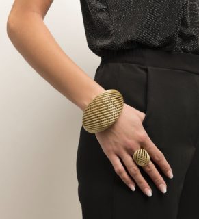 Adorn your arm for spring with the new #maison203memento bracelet and ring

#maison203 #contemporaryjewelry #3dprintedjewelry #lightweightbracelet #lightweightjewellery #gioiellocontemporaneo #boldjewelry #statementjewelry