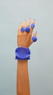 Mixing up rings and bracelets in bright cobalt blue. Works magic in summer! 

🎥 @turbofusilli

#maison203 #3dprintedjewelry #contemporaryjewellery #lightweightjewelry #gioiellicontemporanei #boldjewelry