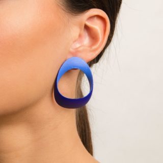 Shades of blue in one of our best sellers earrings from Flow collection.

#maison203 #3dprintedjewelry #contemporaryjewelry #gioiellocontemporaneo #schmuckdesign #joyeriacontemporanea #lightweightearrings