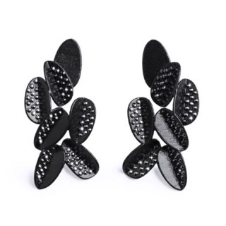 Marvel at the leaves earrings 2 embellished with black crystals ✨

#maison203 #3dprintedjewelry #contemporaryjewellery #digitaljewelry #lightweightjewelry #gioiellocontemporaneo #bijouxcontemporains #lightweightearrings