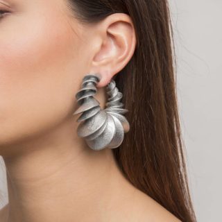 The impressive geometry made of a sequence of different size scales make this a party perfect pair of earrings!

#maison203 #contemporaryjewelry #3dprintedjewelry #lightweightjewelry #gioiellocontemporaneo #boldjewelry #bijouxcontemporains #digitaljewelry #boldearrings #lightweightearrings