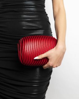 Red passion in the sculptural Bern clutch like a true treasure box.

#maison203 #contemporaryjewelry #3dprintedjewelry #clutchbag #gioiellocontemporaneo #clutch #3dprintedclutch #boldjewelry #bijouxcontemporains #digitaljewelry