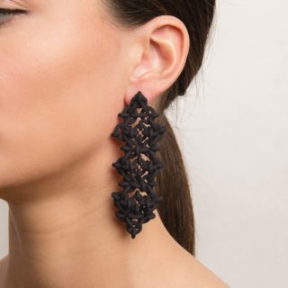 If you are fan of big dangling earrings this one is for you!
Raja Earrings 2 is a richly decorated mesh, extremely lightweight despite the large size.

#maison203 #contemporaryjewelry #3dprintedjewelry #lightweightjewelry #gioiellocontemporaneo #boldjewelry #bijouxcontemporains #digitaljewelry #statementearrings #danglingearrings