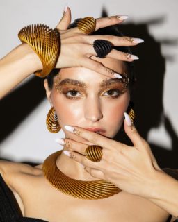 This collection is set to impress. The sizes, flexibility and lightness will leave you breathless. Prepare for the holiday party season with sophisticated glamour.

📷 @turbofusilli 
💄 @susannaravagnan_mua 

#maison203 #contemporaryjewelry #3dprintedjewelry #lightweightjewelry #gioiellocontemporaneo #boldjewelry #bijouxcontemporains #digitaljewelry