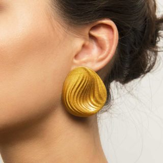 Dive into the world of whales with the wave-like design of Minke earrings 1 

#maison203 #contemporaryjewelry #3dprintedjewelry #lightweightjewelry #gioiellocontemporaneo #boldjewelry #bijouxcontemporains #digitaljewelry #lightweightearrings #3dprintedearrings