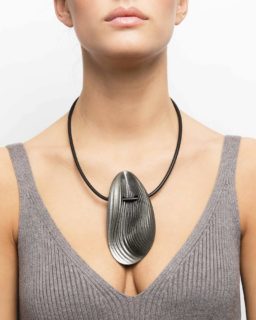 Large bold yet extremely lightweight, Minke Necklace 1 with magnet closure.

#maison203 #contemporaryjewelry #3dprintedjewelry #lightweightjewelry #gioiellocontemporaneo #boldjewelry #bijouxcontemporains #digitaljewelry #lightweightnecklace