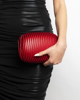 Bern clutch in cherry red for Christmas 🎄 

#maison203 #contemporaryjewelry #3dprintedjewelry #lightweightjewelry #gioiellocontemporaneo #boldjewelry #bijouxcontemporains #digitaljewelry #3dprintedclutch #clutchbag